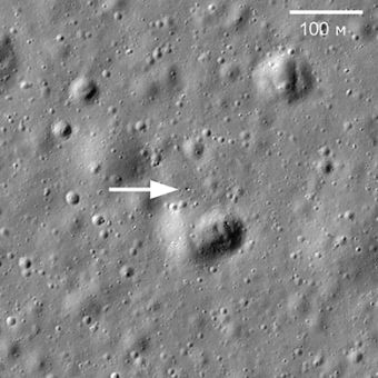 Изображение, полученное аппаратом Lunar Reconnaissance  Orbiter, на   котором стрелкой отмечен луноход (иллюстрация НАСА / GSFC /  Arizona  State University).